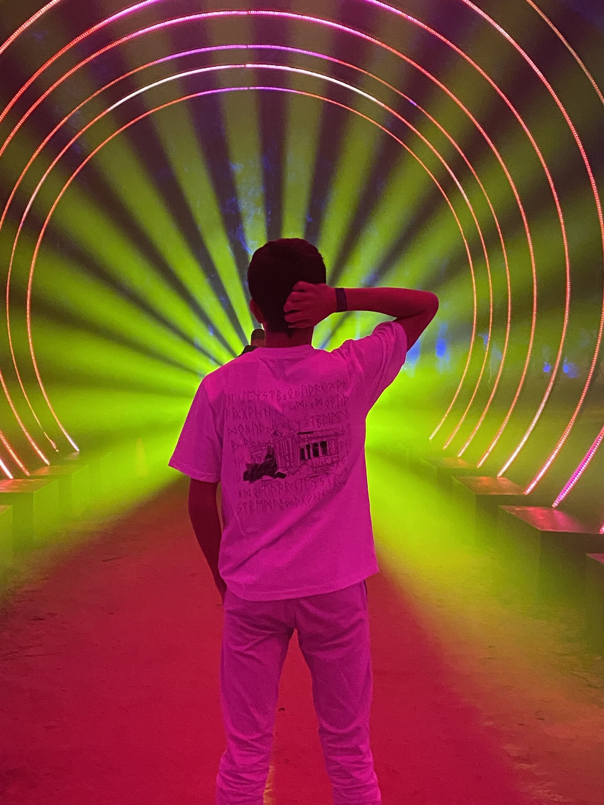 CAMISETA BLANCA CON EDIFICIO - 3